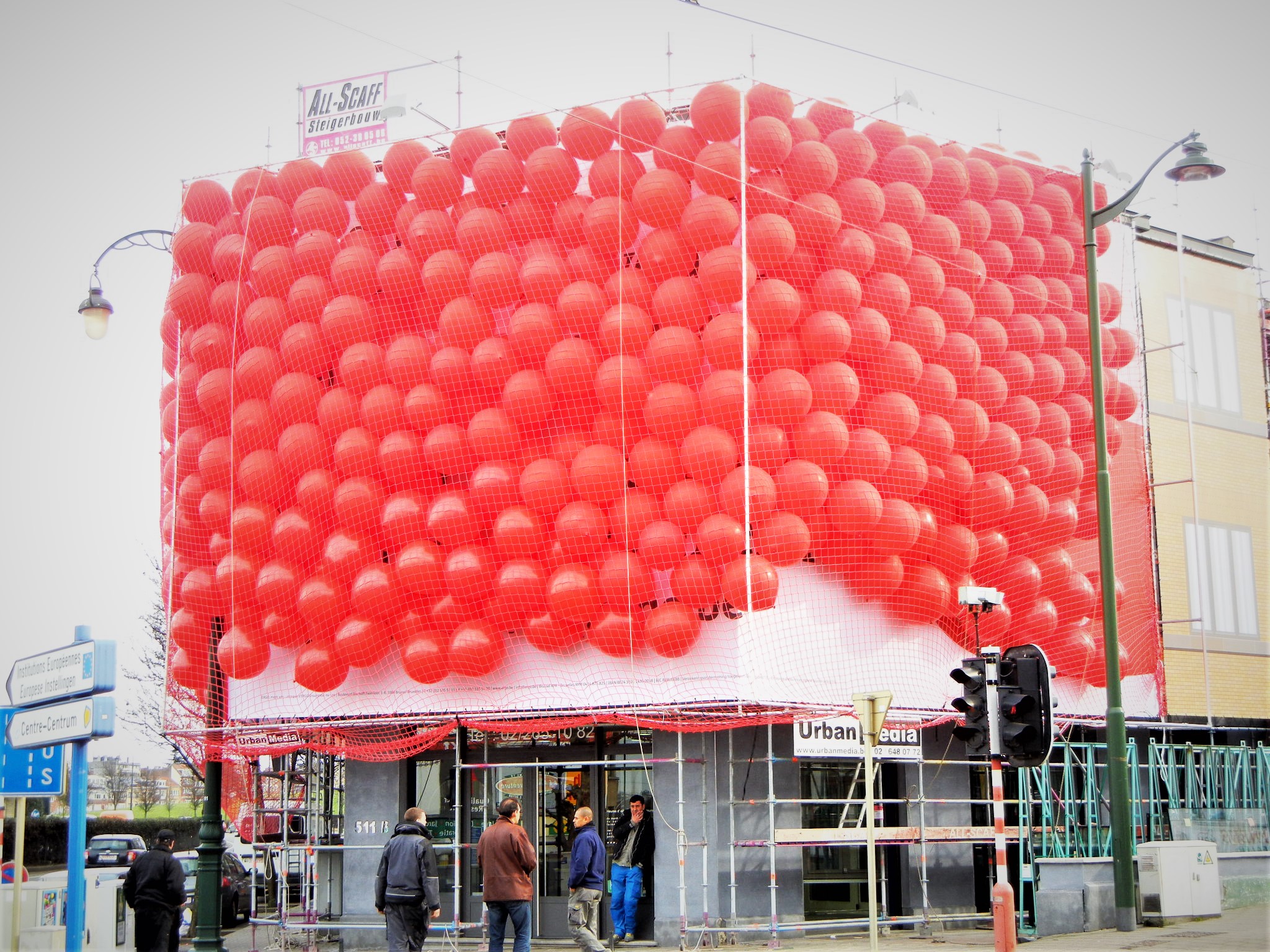 Plafonds et murs de ballons.